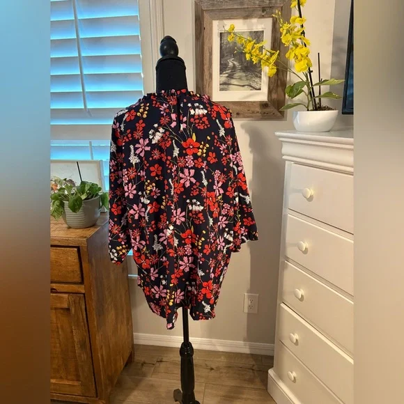 BLOOMCHIC
Sweet Floral Blouse, Navy 22-24 - Picture 3 of 10